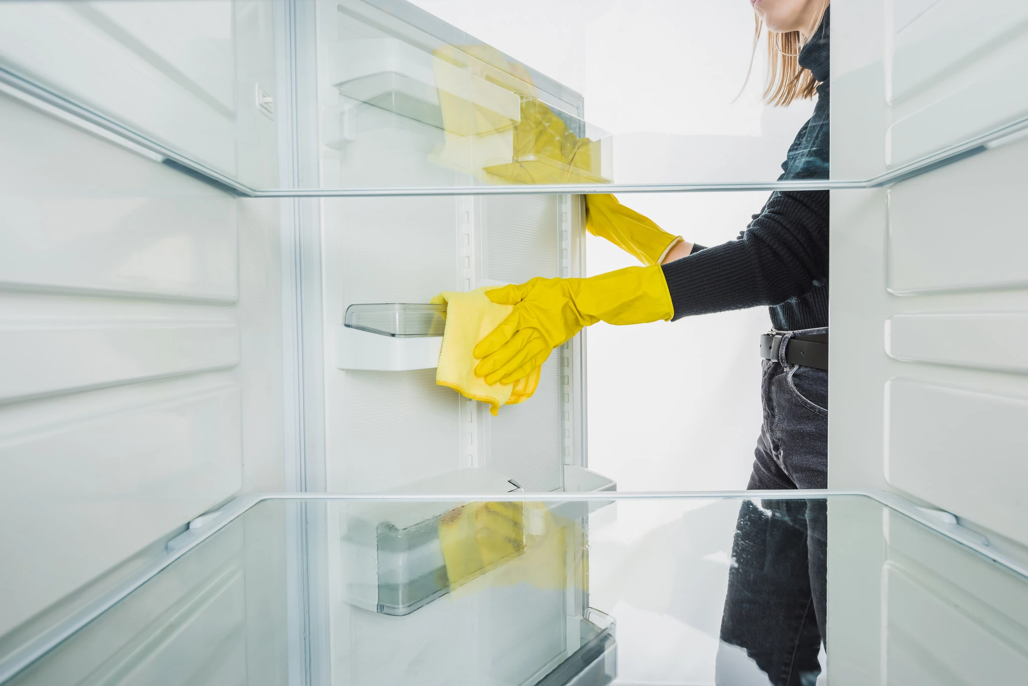 Cleaning fridge freezer for safe move