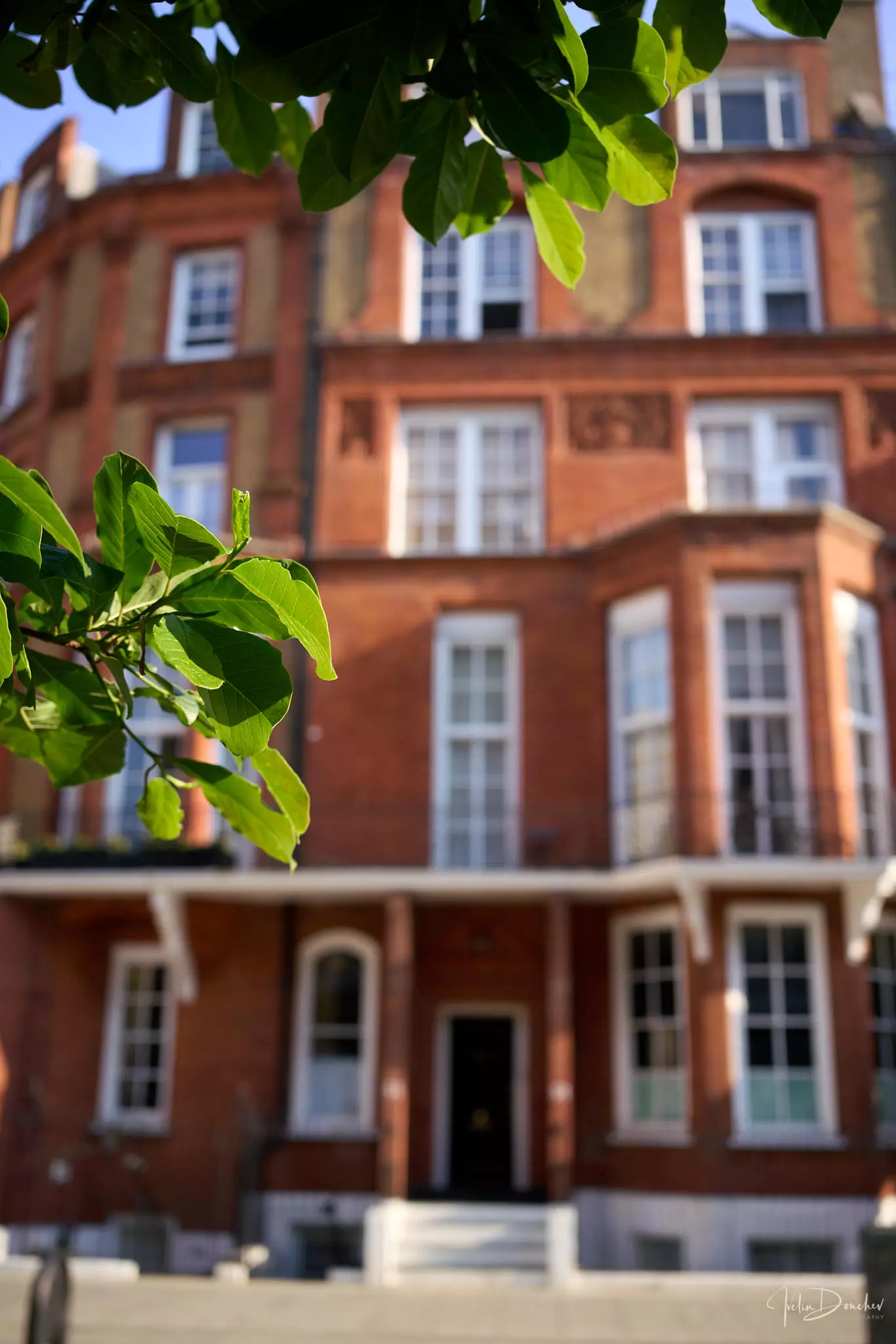 We move clients in and out of Knightsbridge’s historic mansion blocks with precision and discretion.