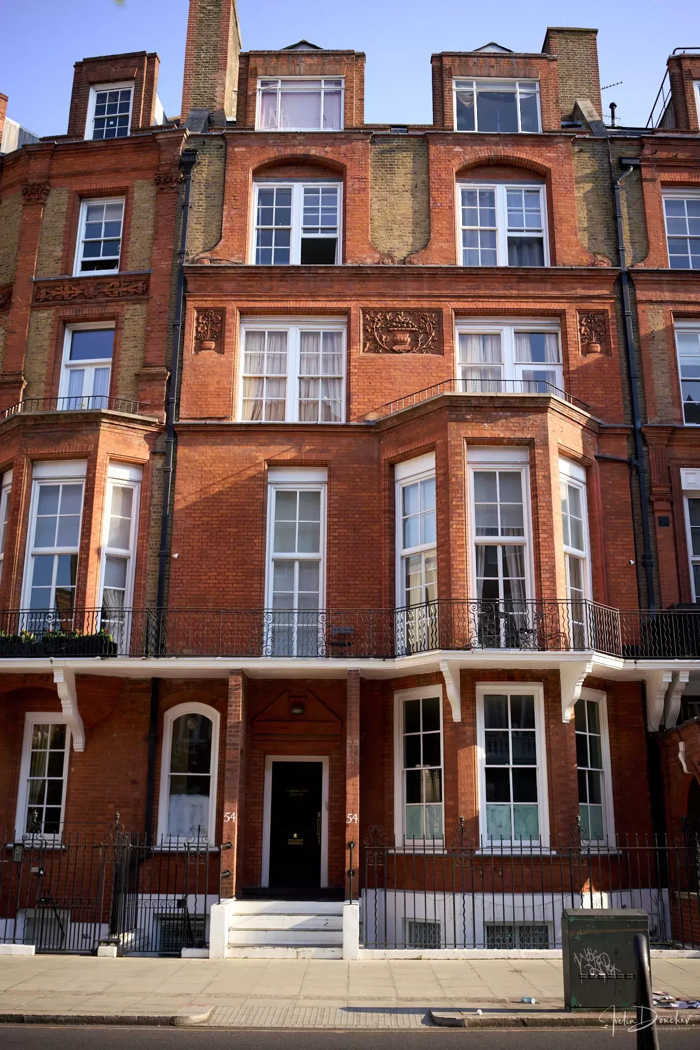 Family-friendly removals in Knightsbridge – discreet service near Lennox Gardens and local schools.