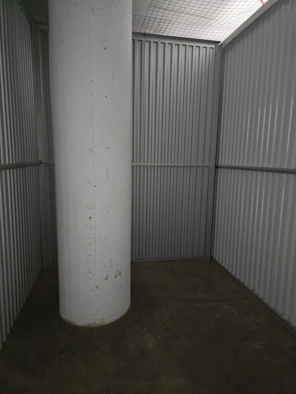 Large pillar in storage unit, reducing the overal volume