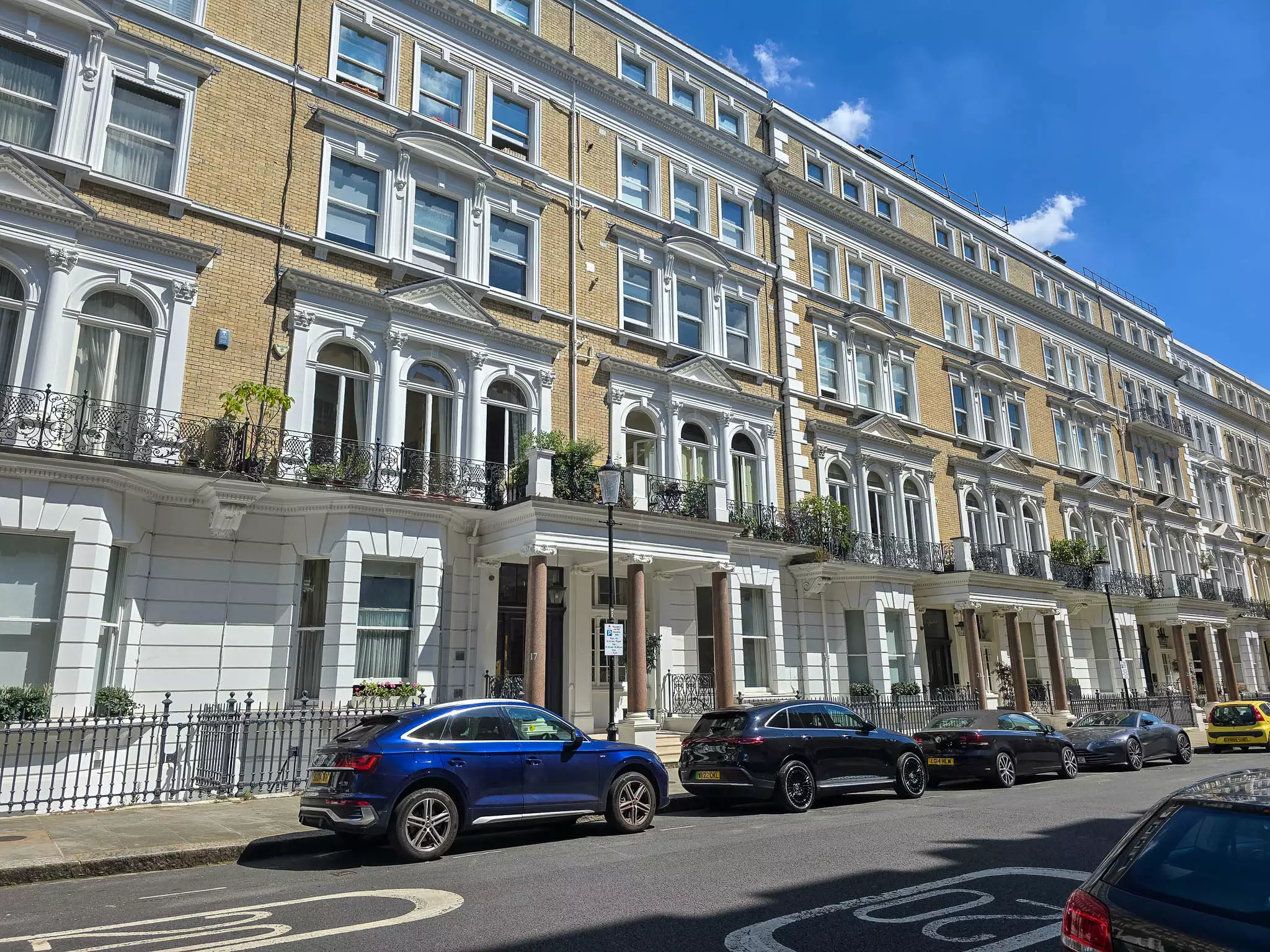 Classic terraced houses in Kensington W8 – location of recent home removal