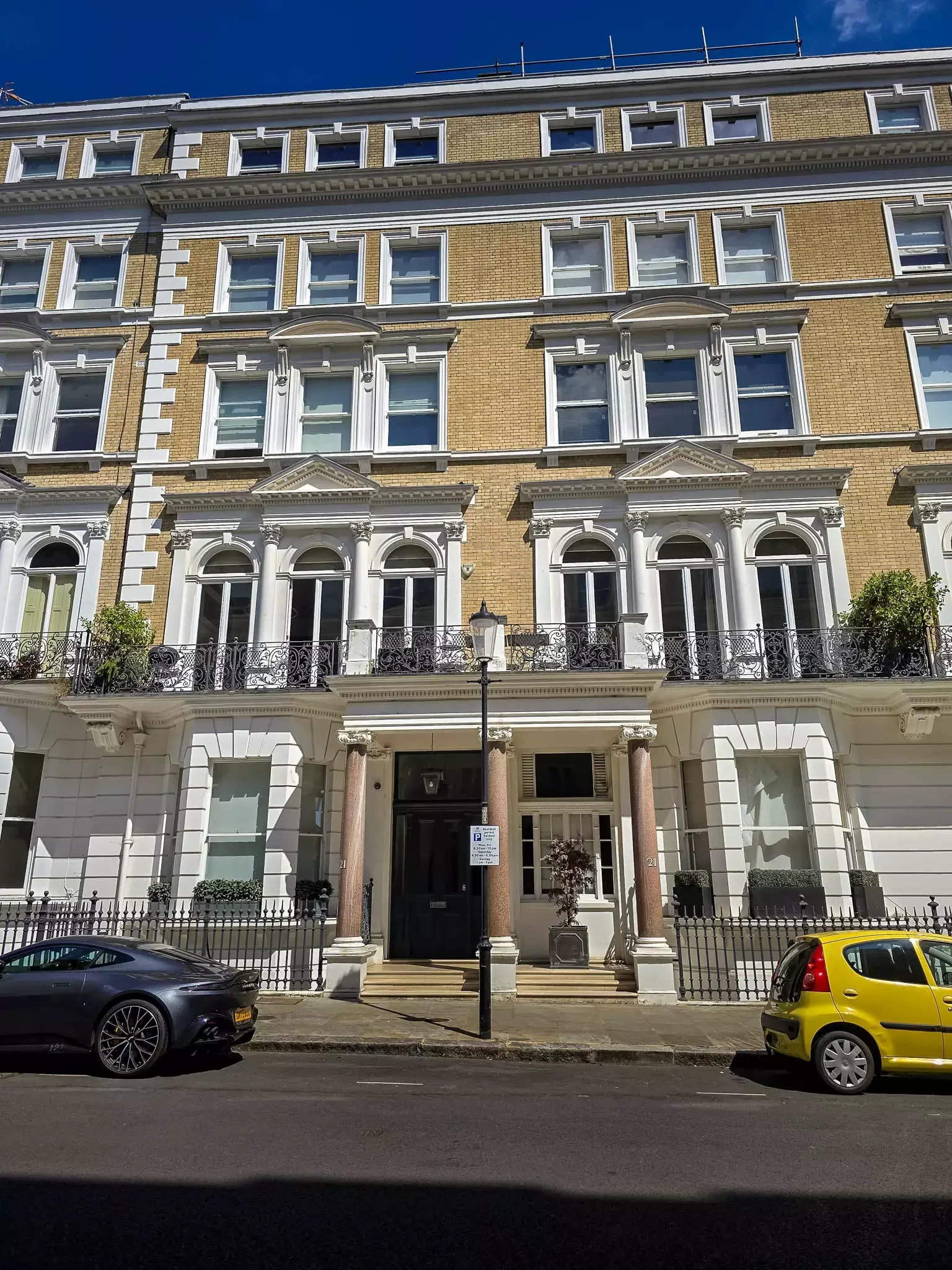 Victorian-style Kensington townhouse with parked cars – site of a recent removal service.