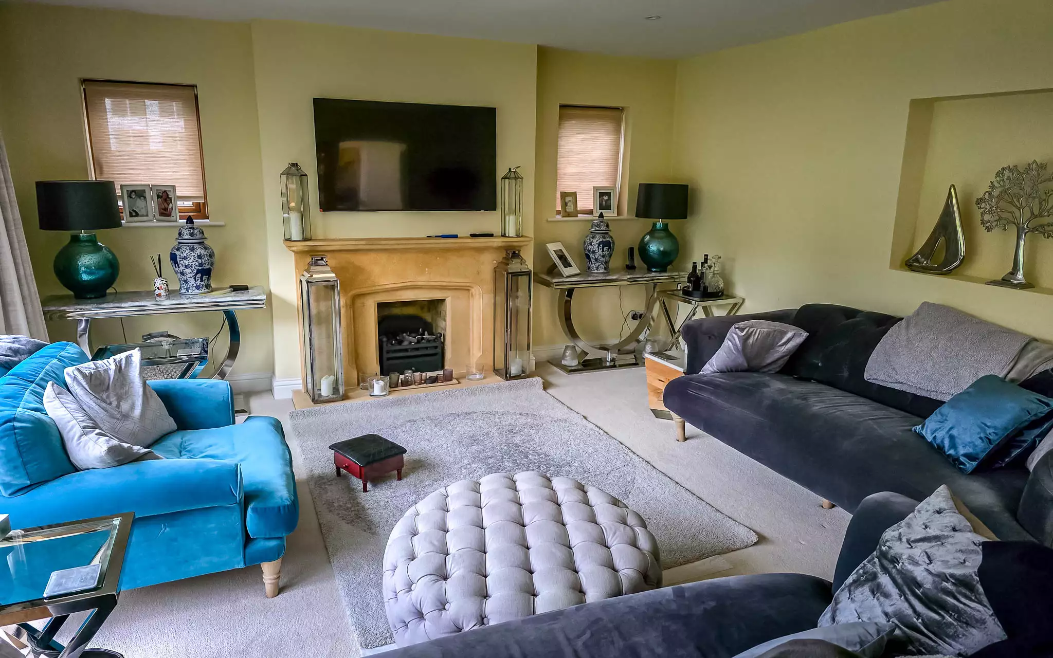 Luxury living room – pre-packing stage Stylish living room with sofas, decor, and art before packing begins.